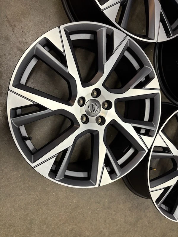 2017-26 Volvo V90CC 21x8 Wheel Set #31428592 New without Boxes - Image 2 of 4