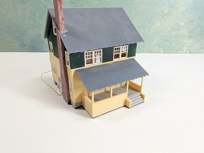 HO Scale Green and Yellow House READ
