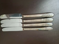 4 ANTIQUE VINTAGE COLLECTIBLE KNIVES 8.5" WM ROGERS MFG CO SILVER PLATE- HOLLOW 