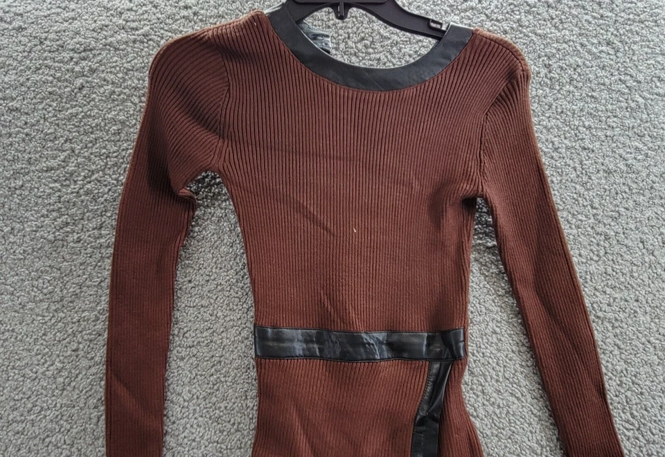 Vestido Suéter BCX Cuello Redondo Imitación Cuero Ribete Juniors XXS Cierre Botón Camel Foto 3 de 4