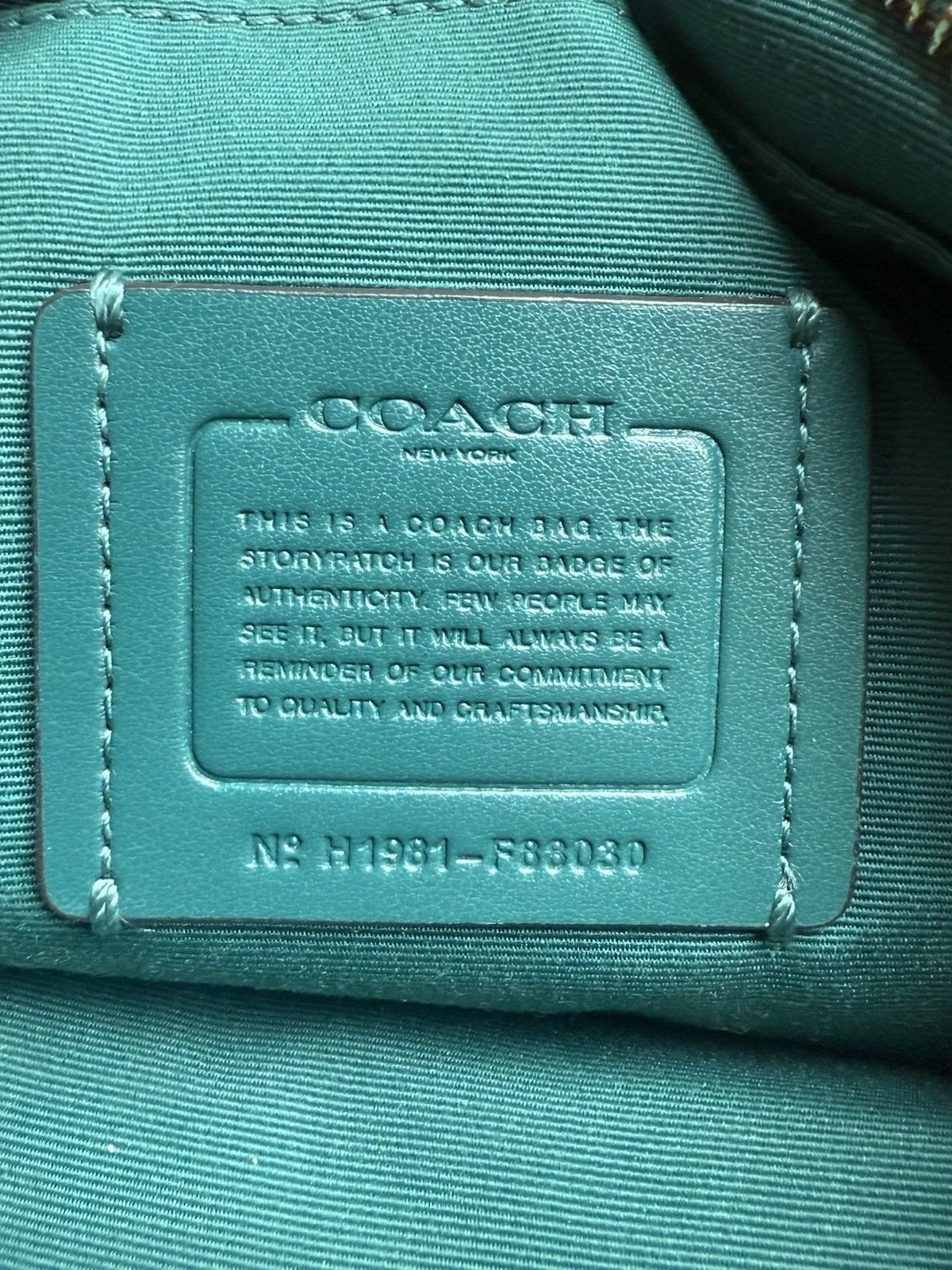 Borsa Coach a tracolla con borchie e scritta verde viridiana oro acqua