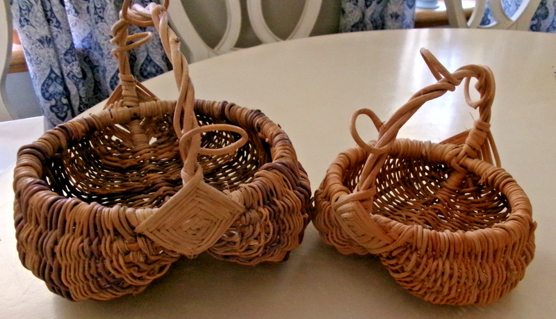 2 PRIMITIVE STYLE SML FARMHOUSE BUTTOCKS EGG BASKETS ONE WITH STRIPES 4” & 6.5”