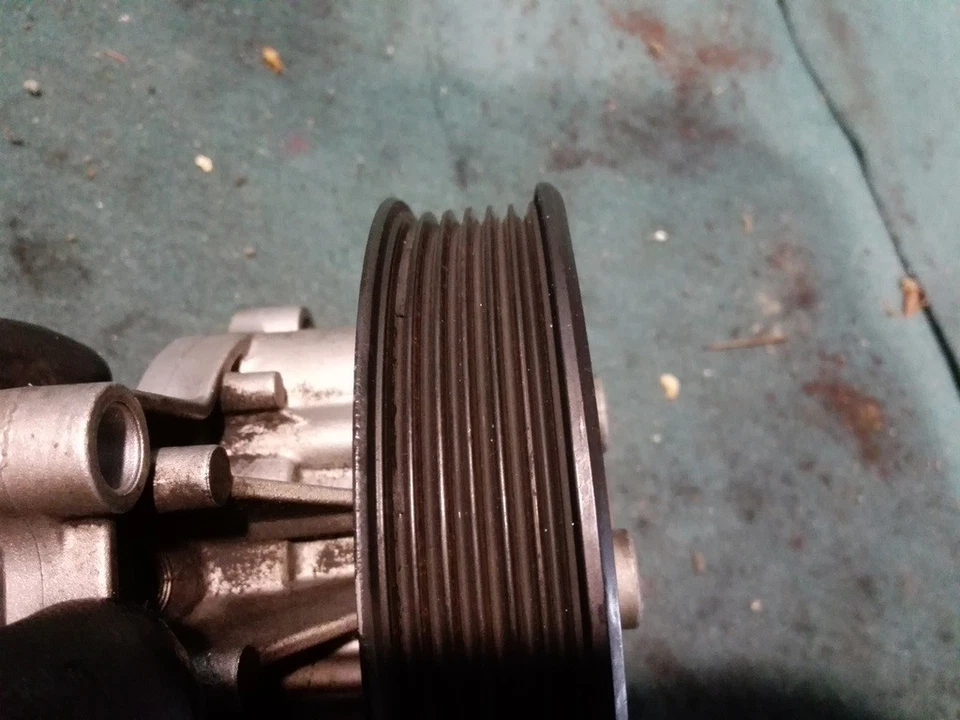 03D121028B Poulie de pompe à eau VOLKSWAGEN GOLF PLUS (5M) 1.4 16V TSI Mnv - Photo 2/4