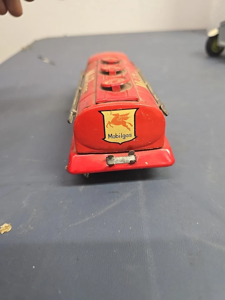 Juguete de fricción de estaño Mobilgas Mobil marca registrada vintage hecho en Japón Foto 3 de 4