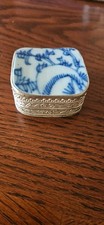 Ancienne boite en porcelaine chinoise éclats plaqué argent avec motif bleu et blanc