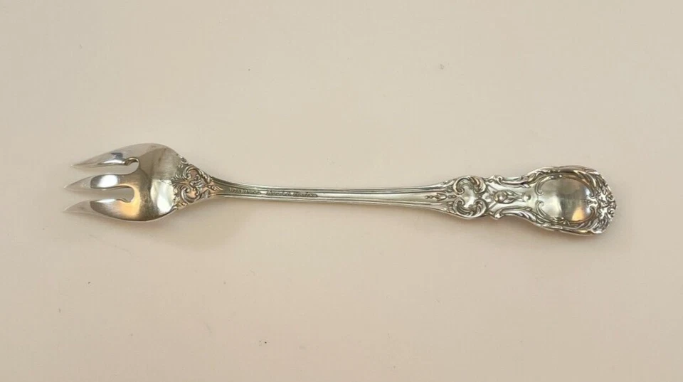 Tenedor de cóctel Reed & Barton de plata esterlina borgoña - 5 5/8" - sin monograma Foto 2 de 3