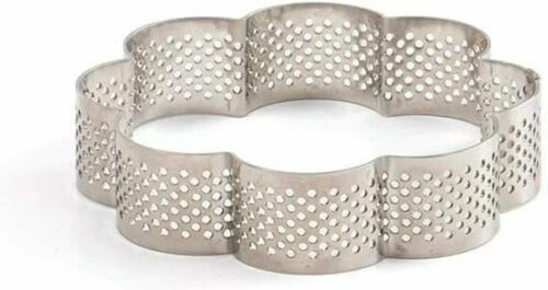 Teglie sagomate e stampini grigi in acciaio