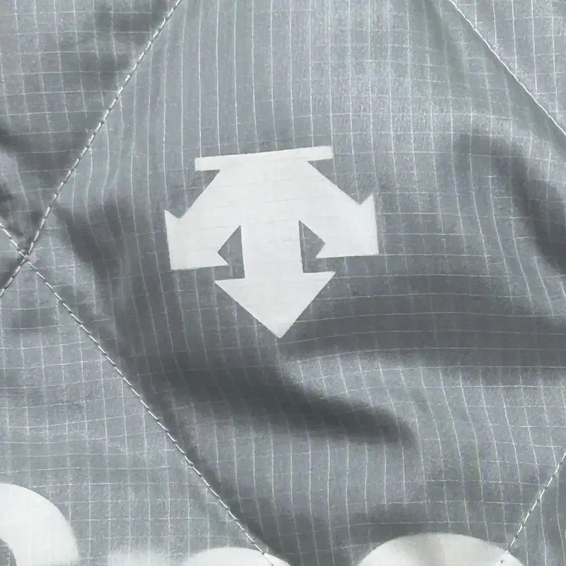 Descente Lightweight Quilted Down Jacket N0999 M … - image 1