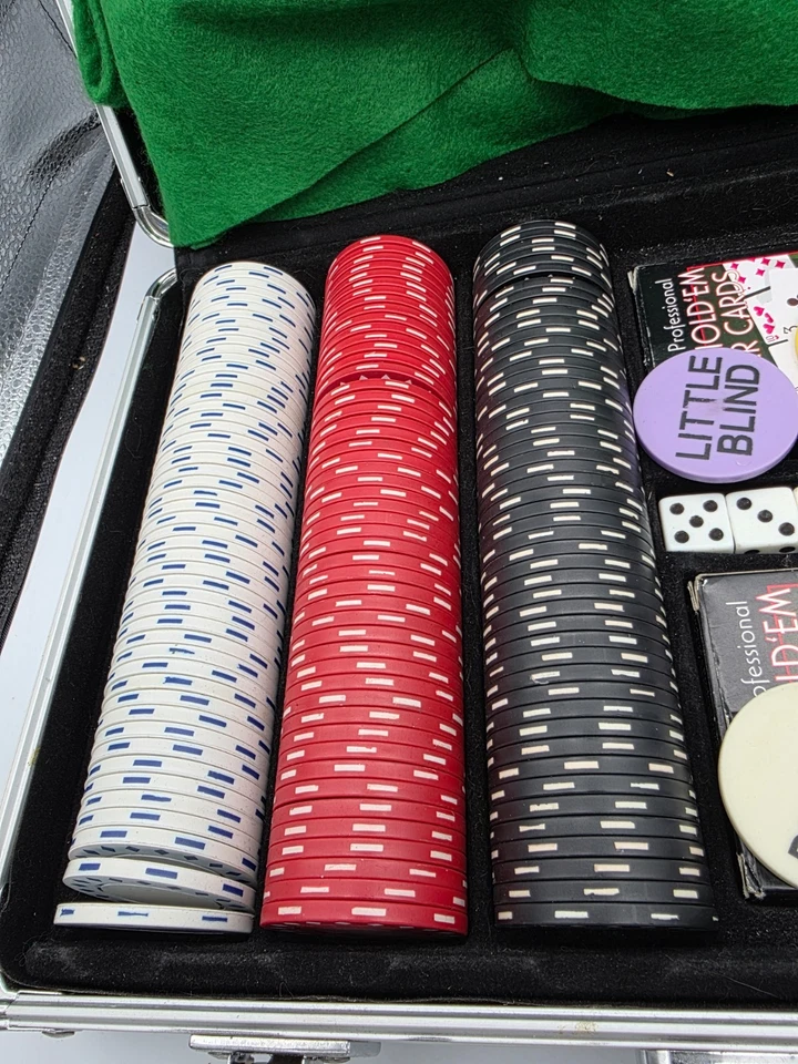 Vtg 2004 Cardinal Professional Texas Holdem Set In Carry Case - Image 4 of 4