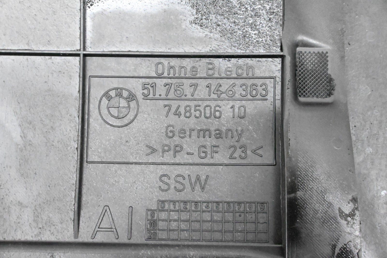 ⭐06-12 Bmw E90 3 Series Underfloor Engine Coating Center Splash Shield ...