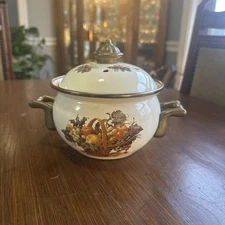 Vintage 1980s Small Enamelware Pot, Vented Lid, Harvest Basket Pattern Farmcore