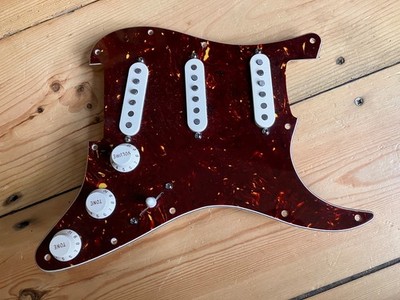 Fender Standard USA Stratocaster Gitarre geladen Kratzplatte SSS 2008