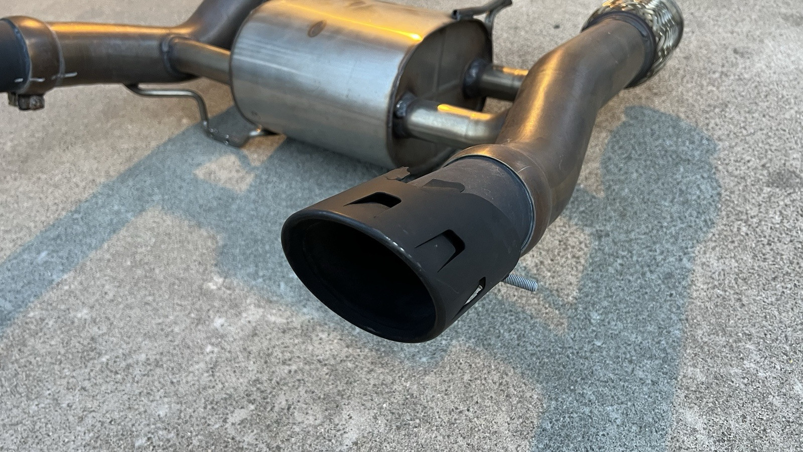 2018-2020 Mclaren 720s Exhaust Muffler W/ Black Tips Oem
