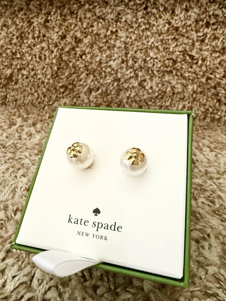 💲25.85🐚KATE SPADE PEARL WITH SIGNATURE FLOWER STUD EARRINGS WHITE/ GOLD  - Image 4 of 4