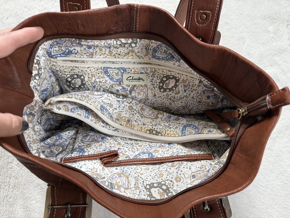 Bolsa tote Clarks England 100% couro com fivelas - Imagem 4 de 4