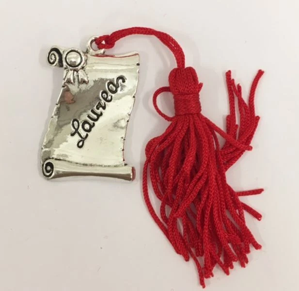 Ciondolo legno laurea bomboniera e decorazione cappello tocco, tag