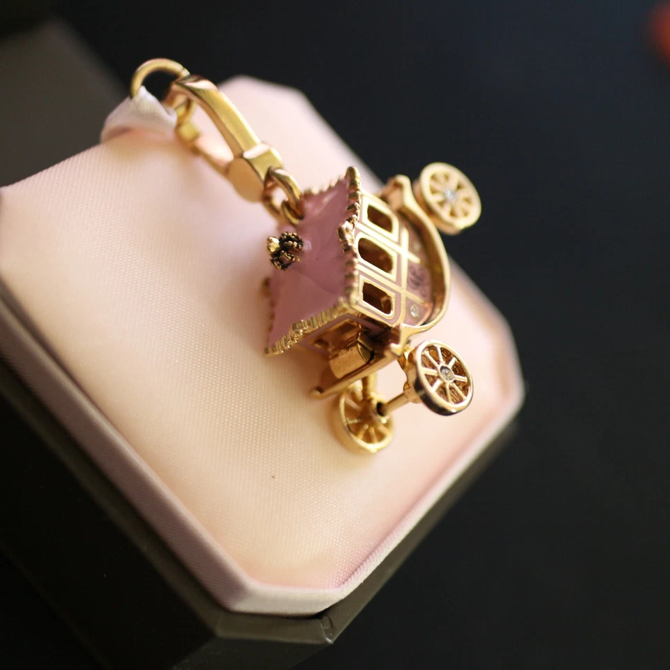 NUEVO CON ETIQUETAS NUEVO EN CAJA JUICY COUTURE Rosa Princesa Carruaje PULSERA ENCANTO NUEVO Foto 4 de 4