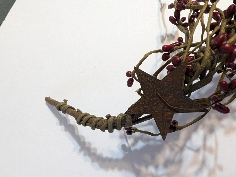 Guirnalda rústica de 40" de pipa de borgoña y estrella oxidada Foto 4 de 4