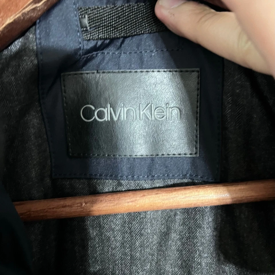 Chaqueta impermeable Calvin Klein para hombre talla L azul cuello polar bolsillos con cremallera completa Foto 4 de 4
