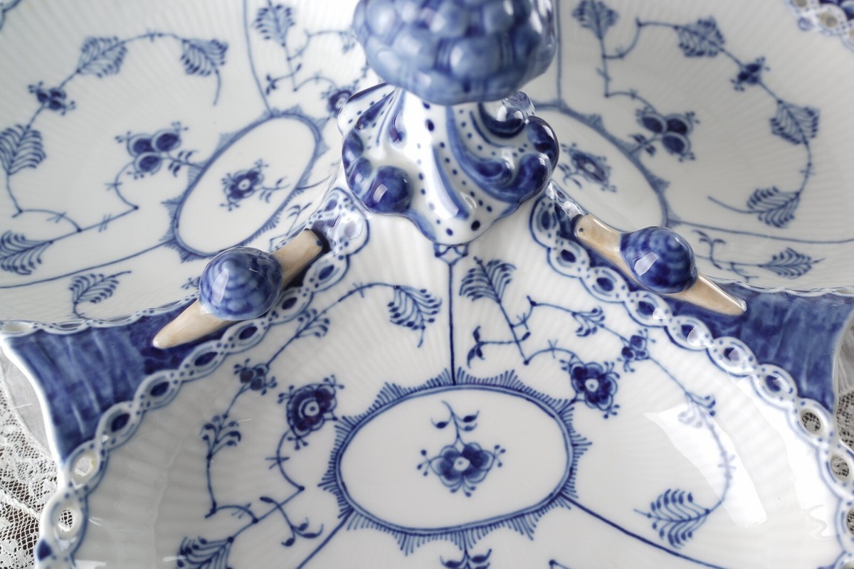 RARE ROYAL COPENHAGEN BLUE FLUTED FULL LACE (3) SECTION SERVER 