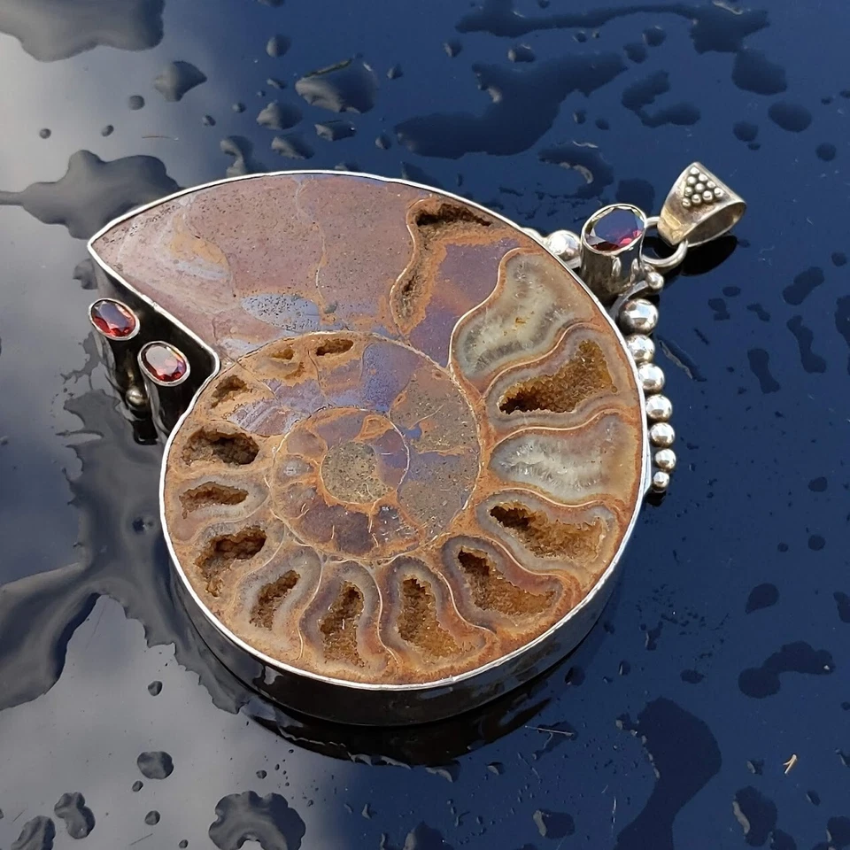 Colgante extra grande fósil de amonita de plata de ley marrón rojo corte granates Foto 3 de 4