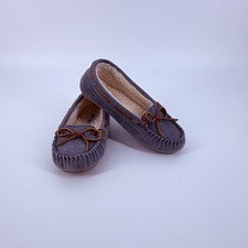 Minnetonka Cally Moccasin Slipper Women Size 7 Grey Suede Faux Fur Lined 40296