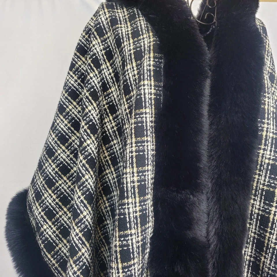 Juicy Couture chal a cuadros blanco y negro con capa de piel sintética Foto 3 de 4