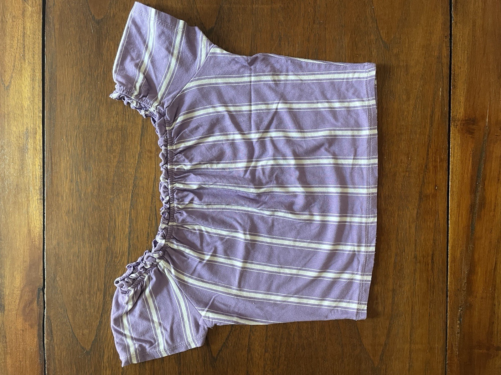T-shirt donna XS viola/bianco a righe, spalle scoperte con scollo arricciato