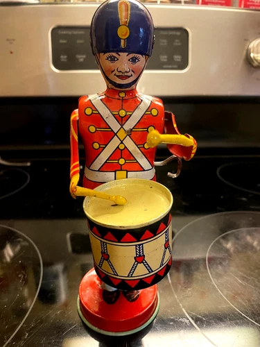 VINTAGE J. CHEIN TIN LITHO WIND UP DRUMMER BOY-ANTIQUE-WORKS Near mint look!!!!!