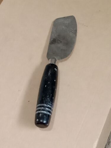 -J127-vintage 1 inch putty knife with black plastic handle {J127}