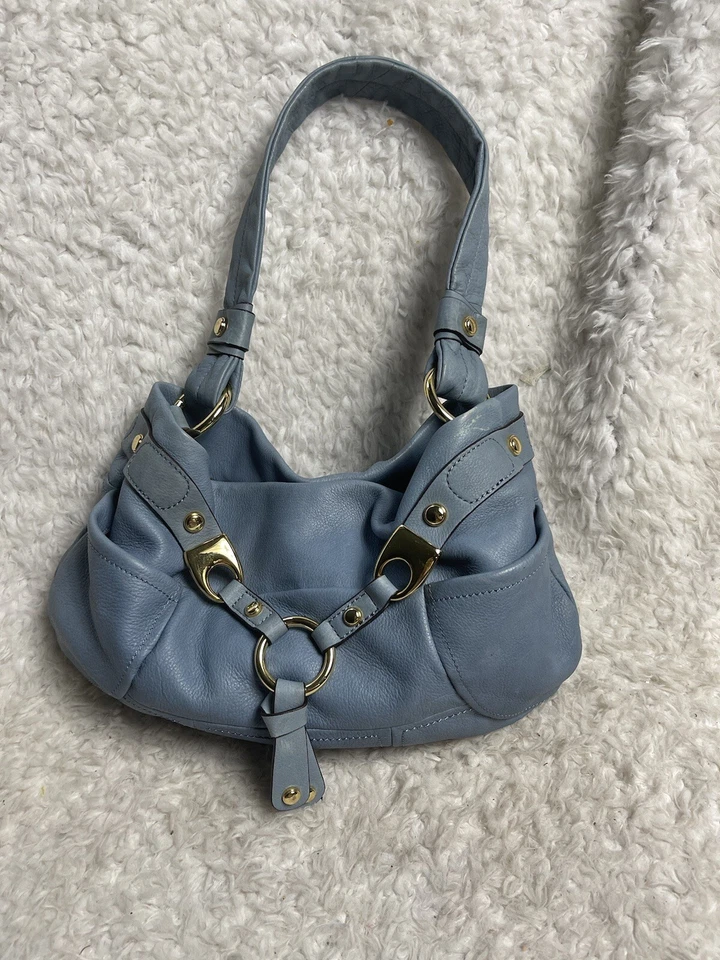 Bolso de hombro pequeño B Makowsky de cuero azul con herrajes y detalles en tono dorado Foto 2 de 4