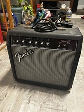 L'oggetto in foto è un amplificatore per chitarra Fender Frontman 15G