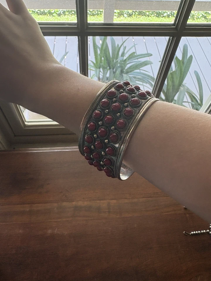 Тибетский посеребренный браслет-манжета - искусственные красные камни - Изображение 2 из 4