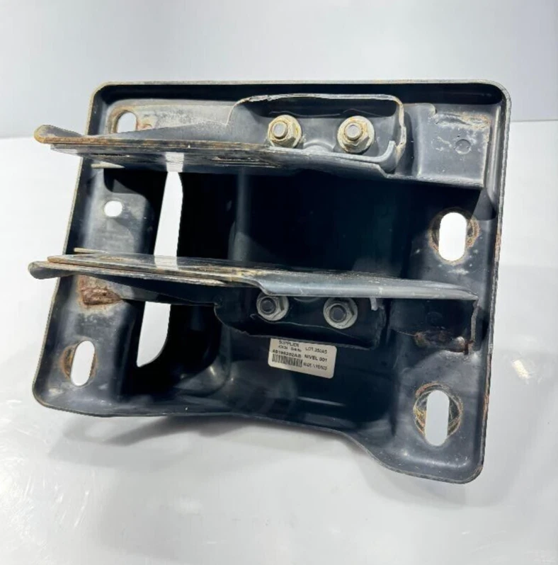 03-18 RAM 2500/3500 GANCHO DE REMOLQUE DERECHO CON SOPORTE PIEZA MOPAR USADA ORIGINAL FABRICANTE ORIGINAL Foto 4 de 4