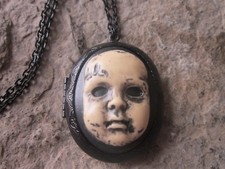 BAMBOLA RACCAPRICCIANTE CAMMEO DIPINTO A MANO MEDAGLIONE SMALTO NERO, GOTH, HALLOWEEN, SPAVENTOSO