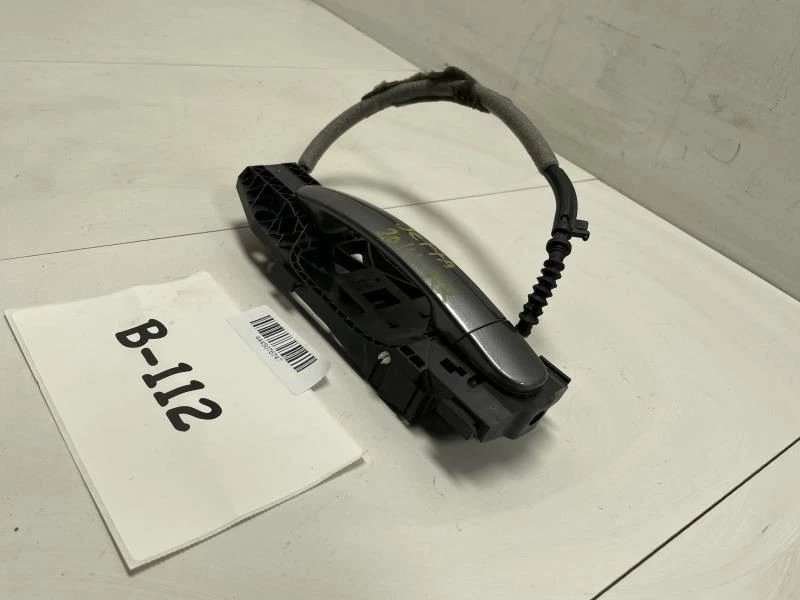 Volkswagen Jetta 2014 sedán puerta trasera derecha manija exterior OEM+ (gris) Foto 3 de 4