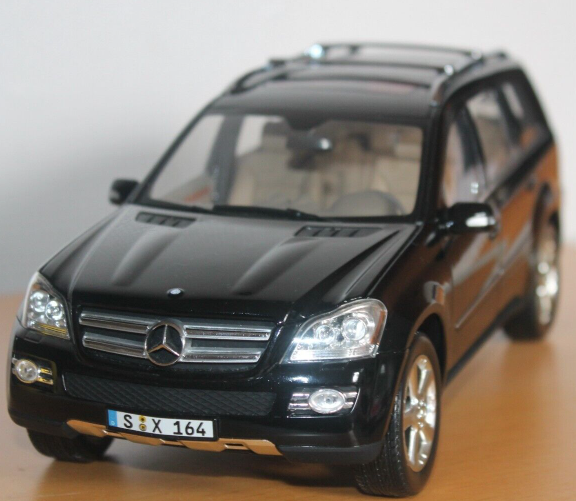 Modellauto Mercedes-Benz GL-Klasse (X164) im Maßstab 1:18 von