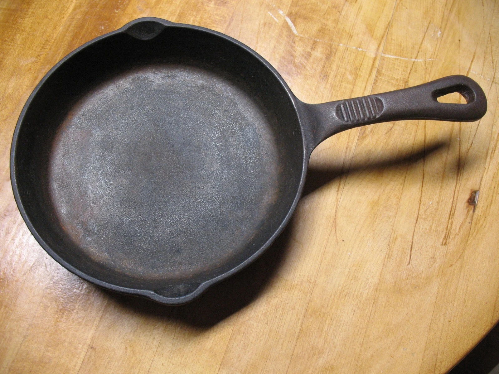 BENJAMIN & MEDWIN 8'' CAST IRON SKILLET w/ DOUBLE SPOUTS ORIGINAL USA