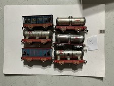 Marx 0 Gauge : 6 cars  2 hoppers and 4 tank cars. on red bases except 1 Lot 15