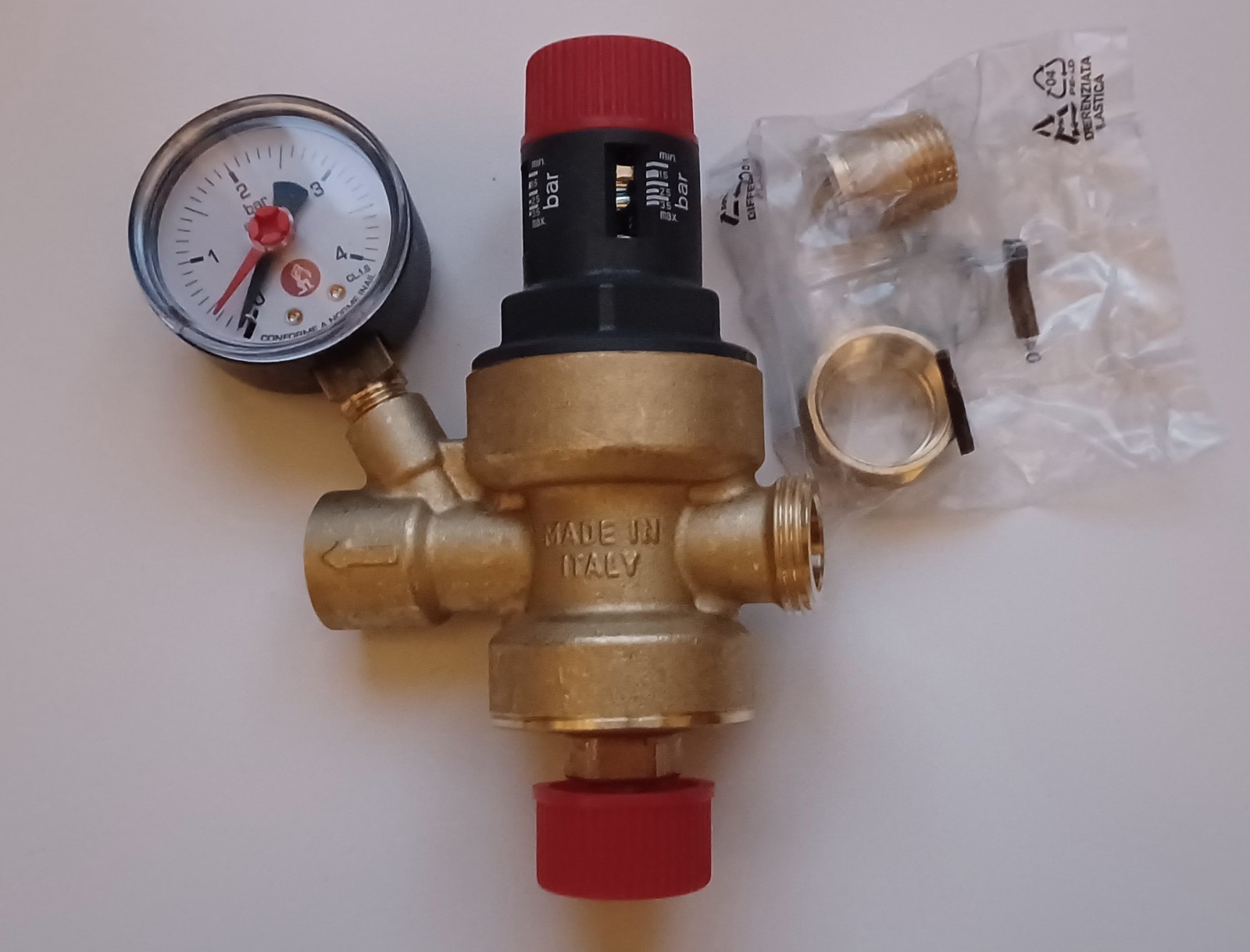 Regulateur de pression GIACOMINI R150M couple a un manometre precis