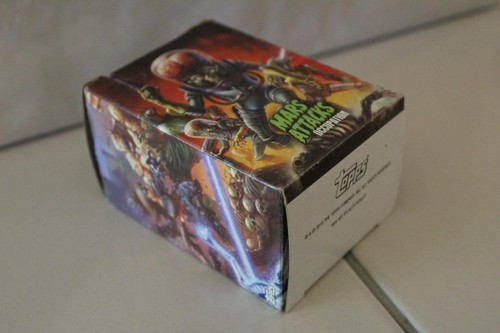 MARS ATTACKS! OCCUPATION KICKSTARTER SET IN FACTORY BOXED SET 81 TOTAL CARDS - Picture 2 of 4