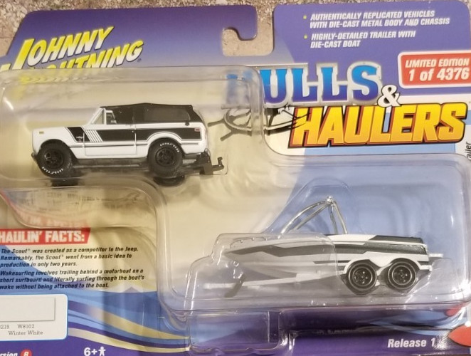 Johnny Lightning 1979 International Scout ll w/Boat & Trailer 1:64 Diecast B13