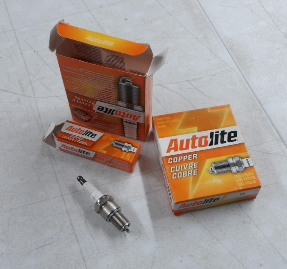 AUTOLITE NUMBER 65 SPARK PLUG SET 8 TOTAL