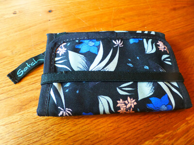 SATCH - Geldbörse  -Schwarz mit Blumen Größe ca. 13 x 9 cm