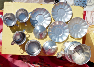 BEL ensemble de DINETTE ANCIENNE en ALUMINIUM et PLASTIQUE vers 1930