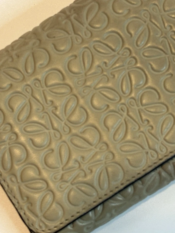 Cartera LOEWE Vintage Repetir Anagrama Larga Doble Pliegue en Cuero Taupe AUTÉNTICA Foto 2 de 4