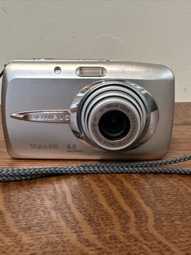 Olympus Stylus 600 Digital Camera 6.0 Megapixel W Battery - Working - Afbeelding 1 van 9