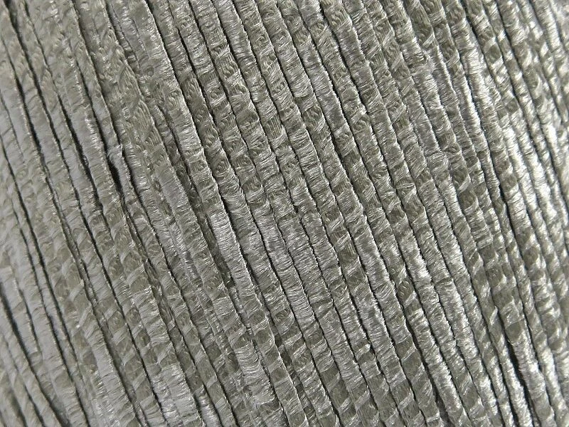 Hilo de cinta delgada Fettuccia plateada 82224 hilos de hielo 50 gramos, 114 yardas x 2 mm de ancho Foto 2 de 4