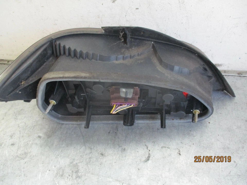 LUZ TRASERA FRENO LADO CONDUCTOR PEUGEOT 406 BERLINA OSR  Foto 3 de 3