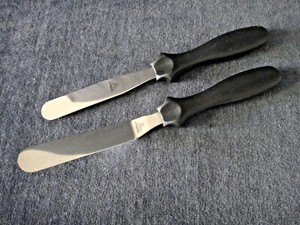 Set of 2 Wilton Icing Spreaders / Spatulas - Flat and Offset Blade